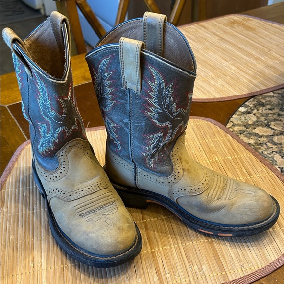 ARIAT BOYS WORKHOG PULL ON WESTERN BOOTS SZ 1 - Picture 2 of 15